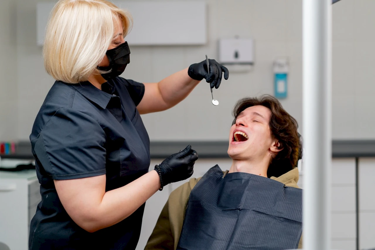 Optimal Ağız Sağlığına Ulaşmak: Kapsamlı Ağız Bakımı Rehberiniz