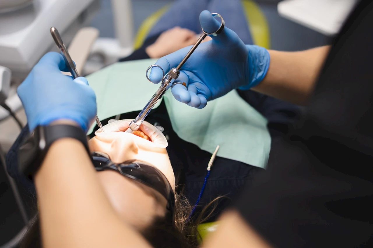 Diş Ağrısını Anlamak: Nedenleri, Belirtileri ve Tedavisi | Özel Beyaz Diş